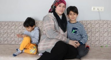 Deprem sırasında kapıları açılmayan aile, pencereden atlayarak kurtulmuş