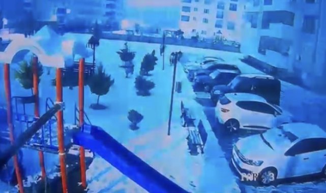 Deprem sırasındaki ürkütücü ışık kameralara yansıdı