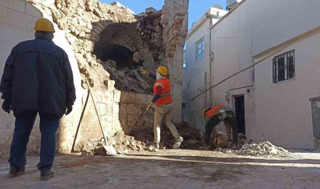 Deprem sonrası Eyyübiye'nin tarihi sokaklarındaki molozlar kaldırılıyor