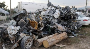 Deprem sonrası üst üste konulan hurda araçlar, havadan görüntülendi