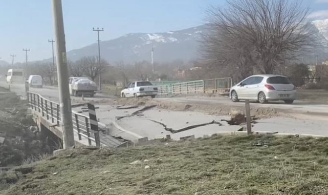 Deprem yollarda büyük hasar oluşturdu