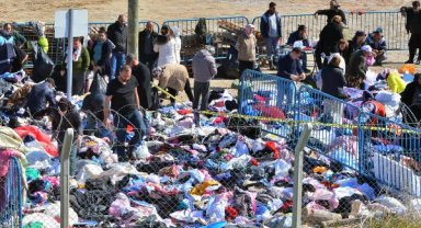 Depremde ailesini kaybetti, moloz yığınında gözyaşlarıyla anılarını arıyor
