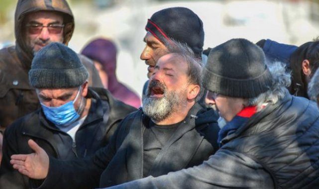 Depremde anneleriyle birlikte ölen ikizler, doğum günlerine bir gün kala toprağa verildi