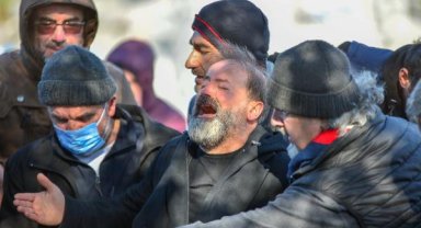 Depremde anneleriyle birlikte ölen ikizler, doğum günlerine bir gün kala toprağa verildi