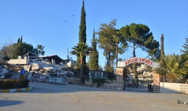 Depremde Arsuz'da deniz kıyısındaki otel de enkaza döndü