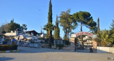 Depremde Arsuz'da deniz kıyısındaki otel de enkaza döndü