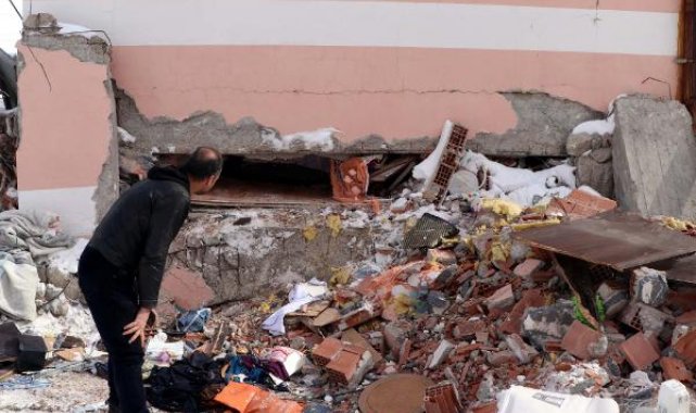 Depremde babasını toprağa veren DHA muhabiri, annesi için umutlu bekleyişini sürdürüyor