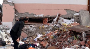 Depremde babasını toprağa veren DHA muhabiri, annesi için umutlu bekleyişini sürdürüyor