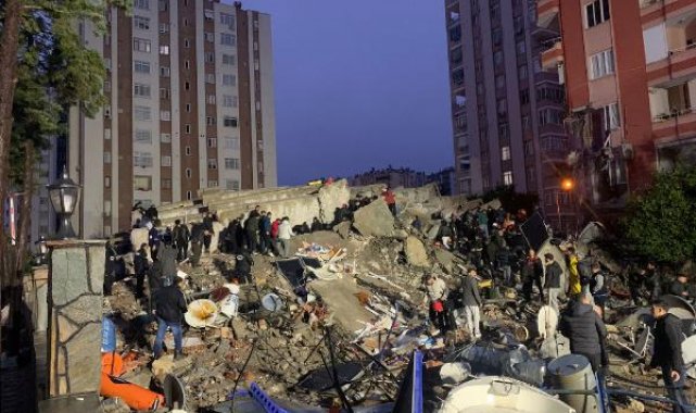 Depremde bir bloğu yıkılan apartmanda oturanlar: Önce çığlık geldi, bina yıkılınca kesildi
