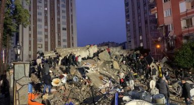 Depremde bir bloğu yıkılan apartmanda oturanlar: Önce çığlık geldi, bina yıkılınca kesildi