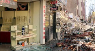Depremde camı ve kapısı kırılan dükkanda, gözlükler ilk günkü gibi yerinde kaldı