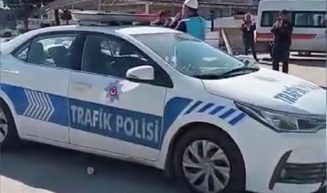 Depremde caminin ses sistemi hasar görünce polis megafonuyla ezan okudu