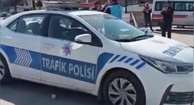 Depremde caminin ses sistemi hasar görünce polis megafonuyla ezan okudu