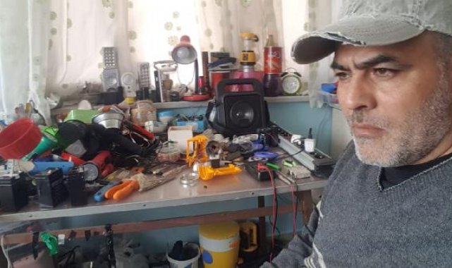 Depremde çocukların ışıksız kalmaması için akülü el fenerleri yapıyor