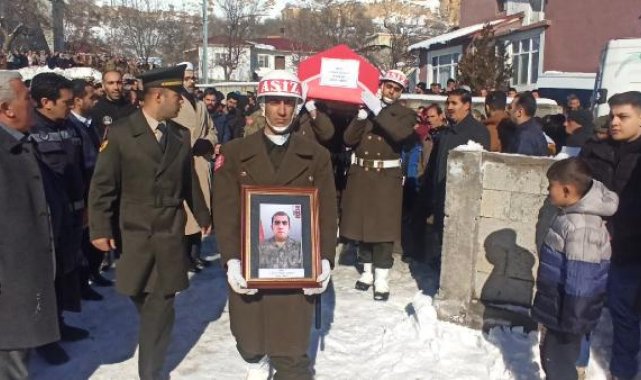 Depremde çöken hastanede şehit olan askerin Bitlis'teki baba ocağına ateş düştü