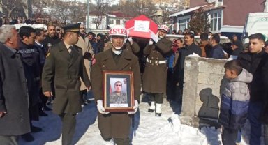 Depremde çöken hastanede şehit olan askerin Bitlis'teki baba ocağına ateş düştü