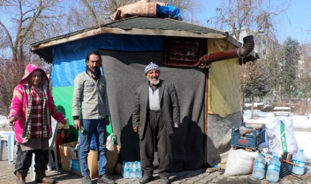 Depremde dışarıda kalan 11 kişilik aile, çardağı eve dönüştürdü