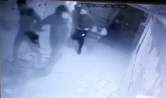 Depremde, dökülen sıvalar arasında kaçış anı kamerada