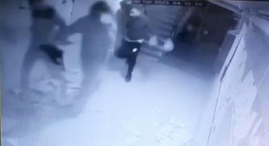Depremde, dökülen sıvalar arasında kaçış anı kamerada