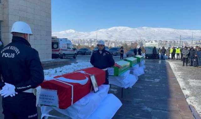 Depremde enkazda kalan polis memuru, eşi ve 2 çocuğu toprağa verildi