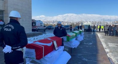 Depremde enkazda kalan polis memuru, eşi ve 2 çocuğu toprağa verildi