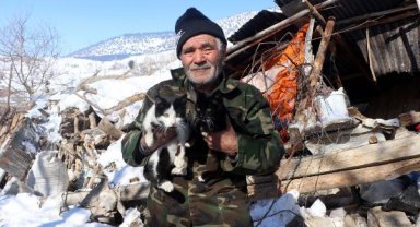 Depremde eşini kaybetti, 4 kedisini kurtardı
