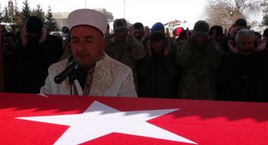 Depremde eşiyle birlikte yaşamını yitiren uzman çavuş, toprağa verildi