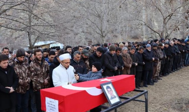 Depremde göçük altında kalan polis memuru toprağa verildi