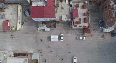 Depremde hasar gören 3 katlı kolonsuz evlerinin önünde emanet barakada yaşıyorlar