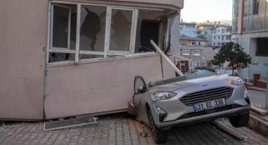 Depremde hasar gören binaları, park halindeki araçlar ayakta tuttu