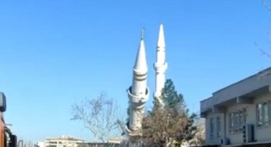 Depremde hasar gören cami minaresine halatla kontrollü yıkım