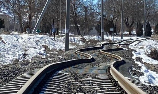 Depremde hasar gören demir yolları onarılıyor