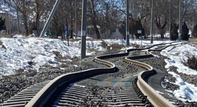 Depremde hasar gören demir yolları onarılıyor