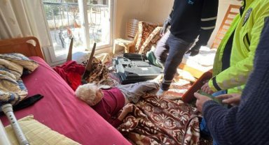 Depremde hasar gören evlerinde mahsur kalan yatalak çifti, 50 saat sonra polis kurtardı