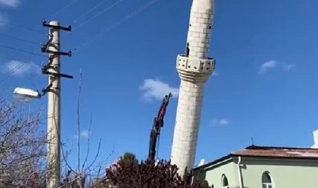Depremde hasar gören Hicret Camii'nin minaresi, kontrollü yıkıldı