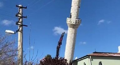 Depremde hasar gören Hicret Camii'nin minaresi, kontrollü yıkıldı