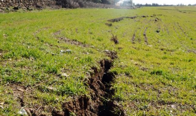Depremde hastanenin bahçesinde ve çevresinde yarık ve kırıklar oluştu