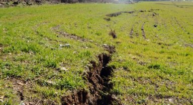 Depremde hastanenin bahçesinde ve çevresinde yarık ve kırıklar oluştu