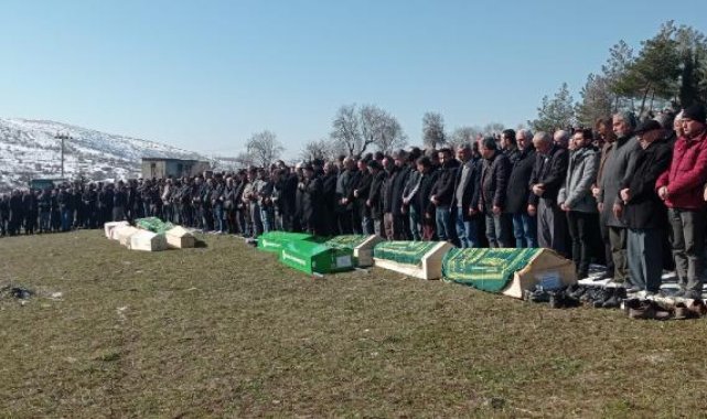Depremde hayatını kaybeden 13 kişilik Çiçek ailesi, Siirt'te toprağa verildi
