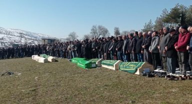 Depremde hayatını kaybeden 13 kişilik Çiçek ailesi, Siirt'te toprağa verildi