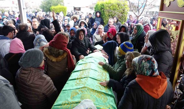 Depremde hayatını kaybeden anne ve 10 aylık bebeği son yolculuğuna uğurlandı