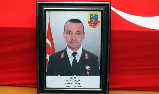 Depremde hayatını kaybeden astsubaya kızlarından üniformalı veda