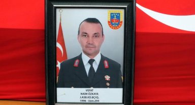 Depremde hayatını kaybeden astsubaya kızlarından üniformalı veda