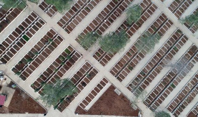 Depremde hayatını kaybeden binlerce kişi yan yana toprağa veriliyor