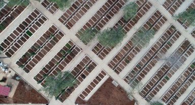 Depremde hayatını kaybeden binlerce kişi yan yana toprağa veriliyor