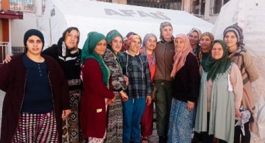 Depremde hayatını kaybeden kuzenini toprağa verip, yardım için bölgeye gitti