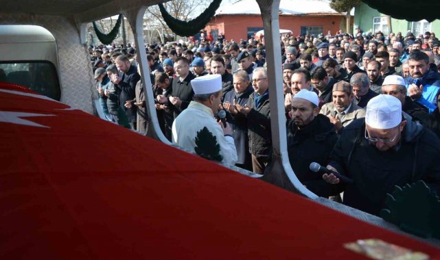 Depremde hayatını kaybeden öğretmen dualarla toprağa verildi