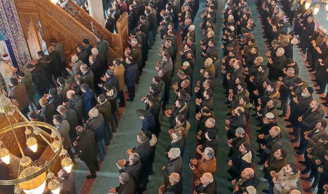 Depremde hayatını kaybedenler için gıyabi cenaze namazı kılındı