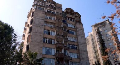 Depremde karbon fiberle güçlendirilen blok ayakta kaldı, diğeri yıkıldı