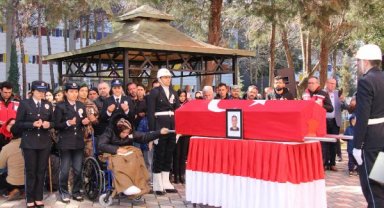 Depremde kaybettiği 3 oğlunun yanına, enkazdan çıkarılan polis eşini de toprağa verdi